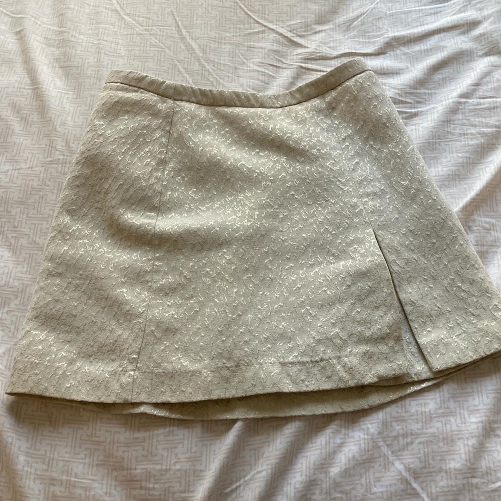 Gold and detailed mini skirt with slit in leg